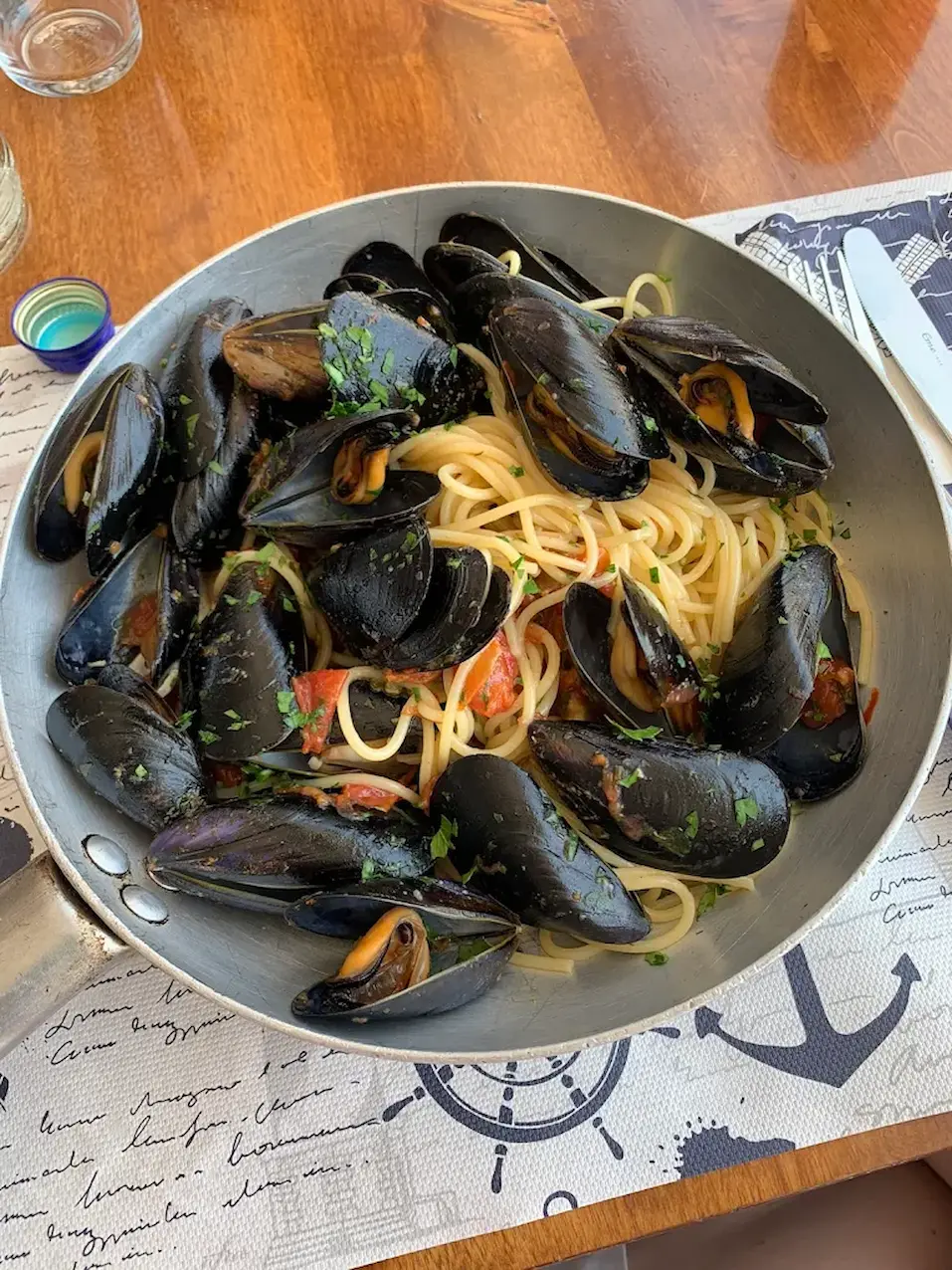 Piatto di spaghetti ai frutti di mare servito sulla terrazza del ristorante Bagni Saitta a Loano