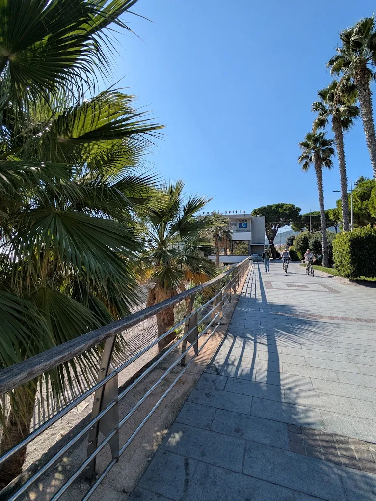 Ingresso e facciata esterna dello stabilimento balneare Bagni Saitta sul Lungomare Marconi