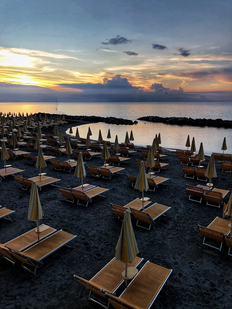 Suggestivo tramonto sulla spiaggia di Loano dai Bagni Saitta