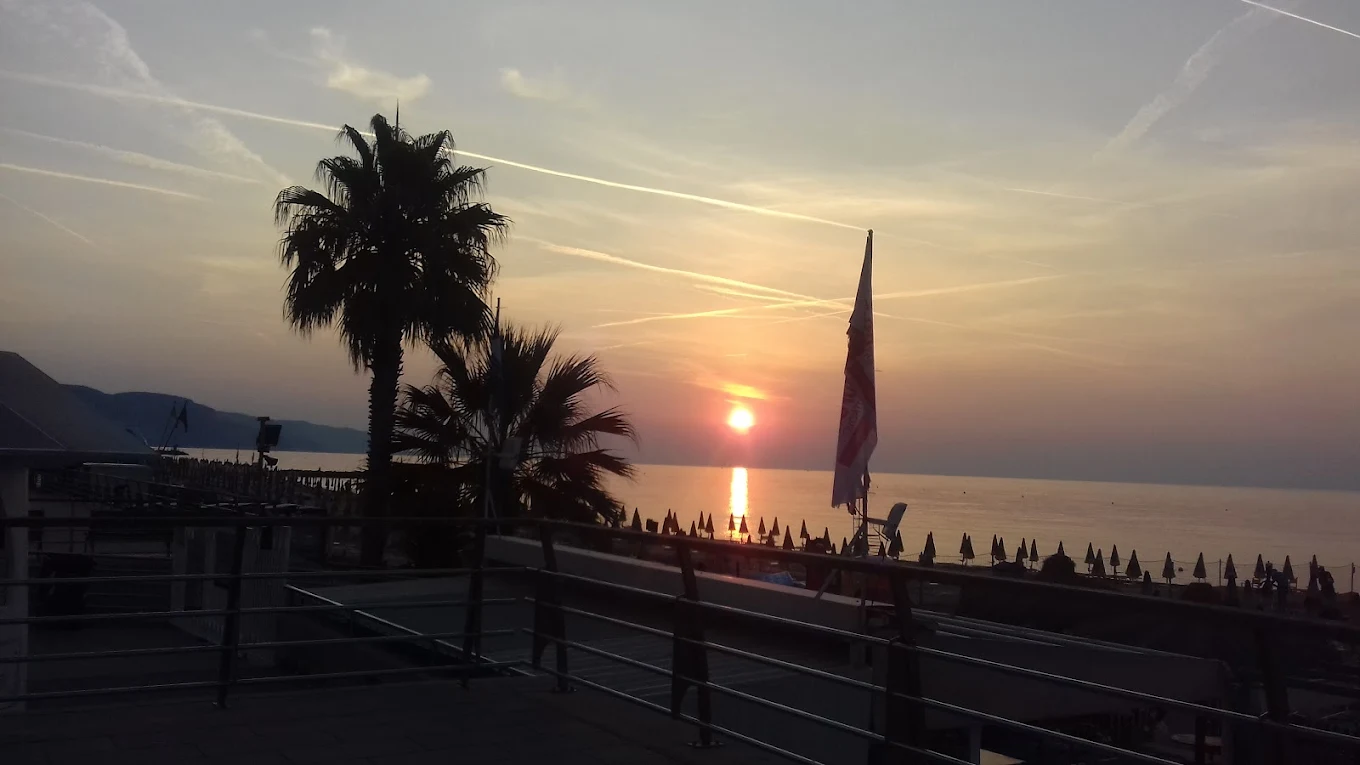 Elegante terrazza vista mare dei Bagni Saitta ideale per aperitivi